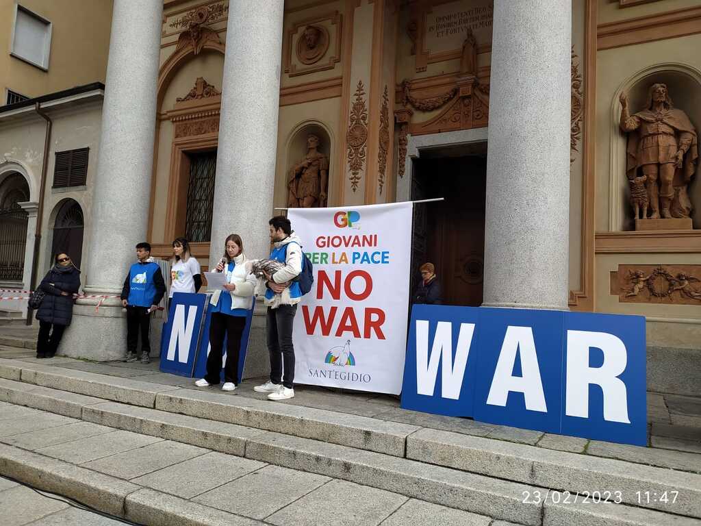 Flashmob per la pace dei Giovani per la pace a Borgomanero, in Italia
